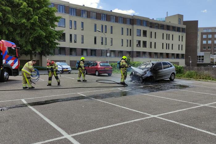 Auto volledig uitgebrand op parkeerplaats