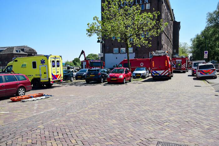 Persoon valt in water bij sluizen
