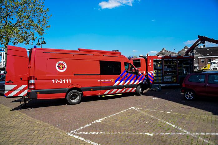 Persoon valt in water bij sluizen