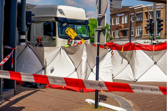 Fietser ernstig gewond bij aanrijding met vrachtwagen
