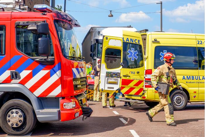 Fietser ernstig gewond bij aanrijding met vrachtwagen