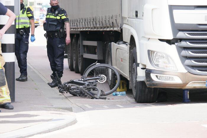 Fietser ernstig gewond bij aanrijding met vrachtwagen