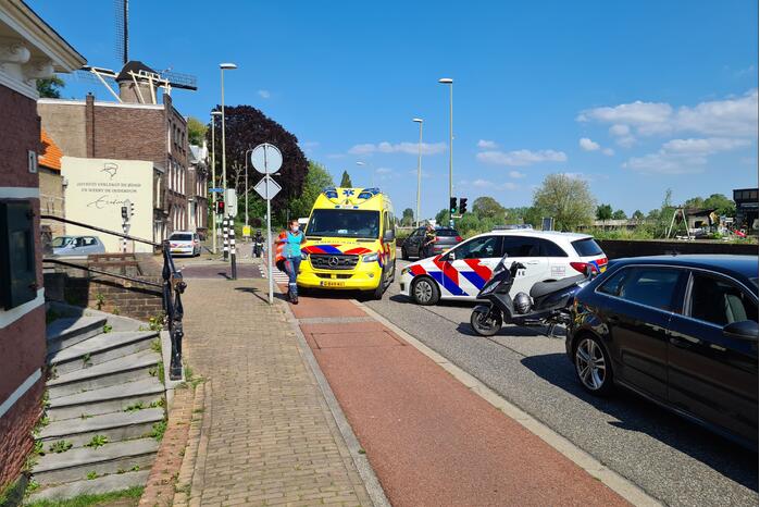 Maaltijdbezorgster op brommer botst op personenauto
