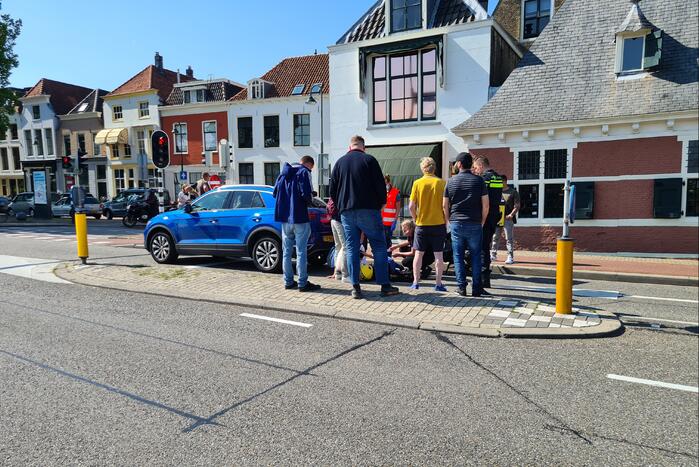 Maaltijdbezorgster op brommer botst op personenauto