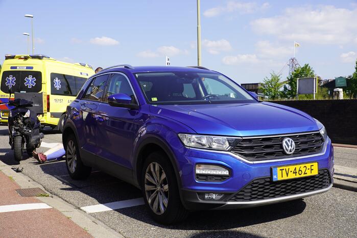 Maaltijdbezorgster op brommer botst op personenauto