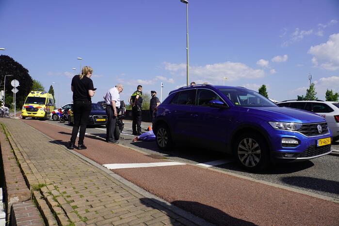 Maaltijdbezorgster op brommer botst op personenauto