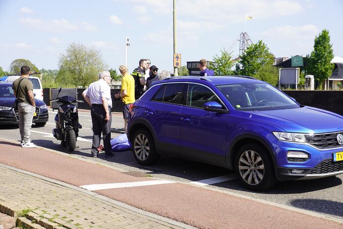Maaltijdbezorgster op brommer botst op personenauto