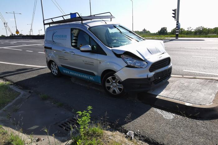 Drie voertuig in botsing op afrit A12