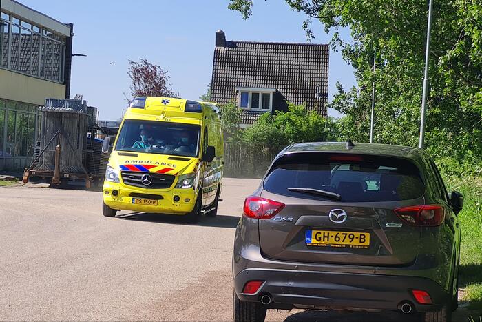 Scooterrijder botst achterop wandelaars