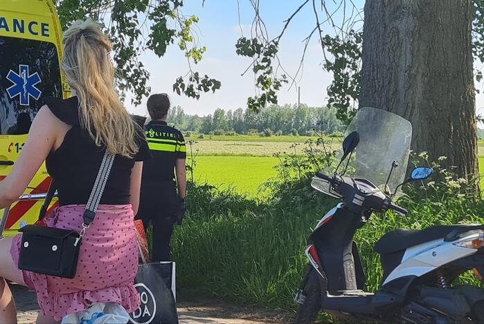 Scooterrijder botst achterop wandelaars