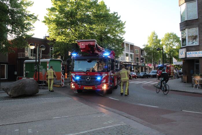 Gevaarlijk hangende tak verwijderd