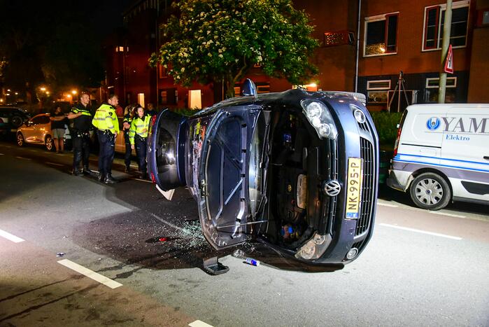 Personenauto belandt op zijkant