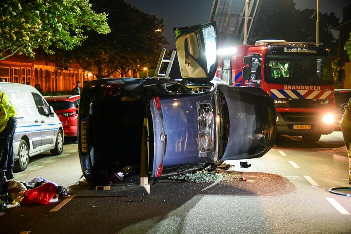 Personenauto belandt op zijkant