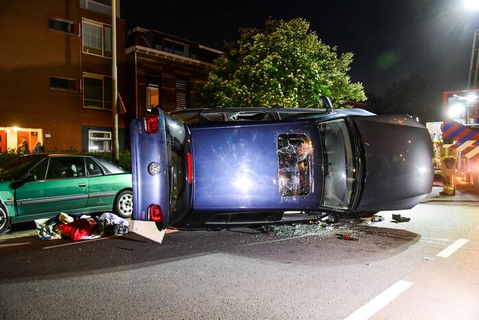Personenauto belandt op zijkant