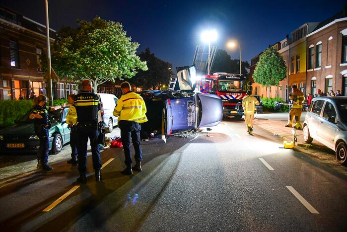 Personenauto belandt op zijkant