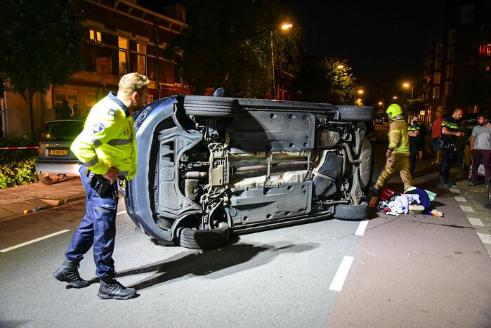 Personenauto belandt op zijkant