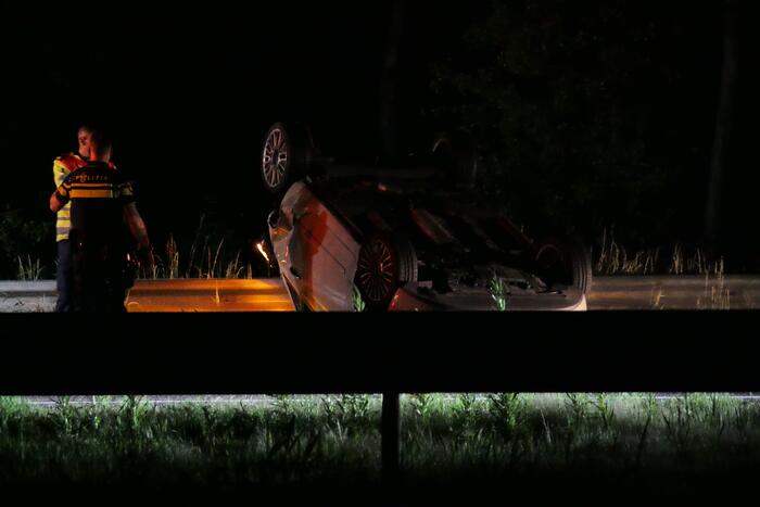 Auto belandt op zijn kop op snelweg