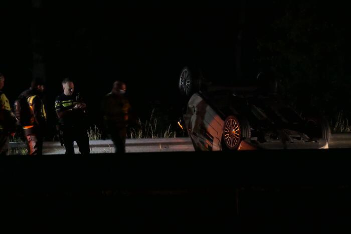 Auto belandt op zijn kop op snelweg