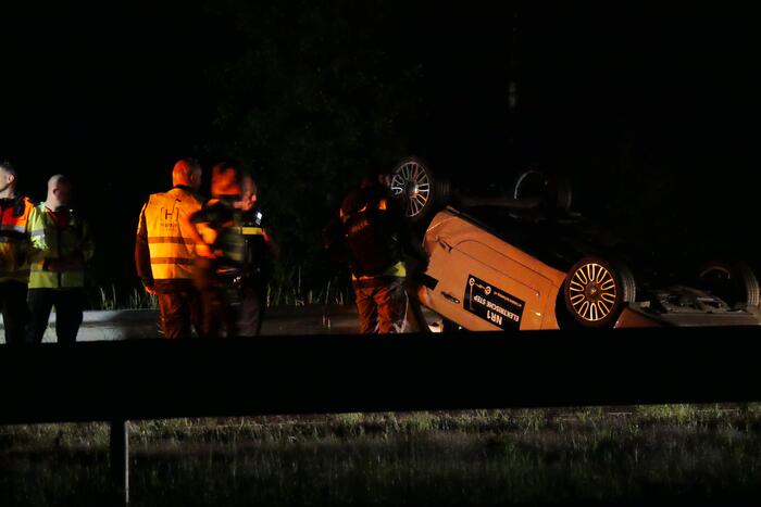 Auto belandt op zijn kop op snelweg
