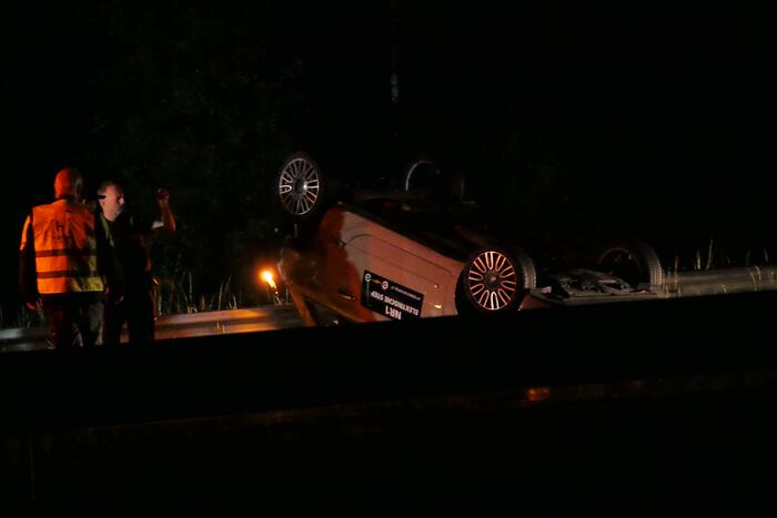 Auto belandt op zijn kop op snelweg