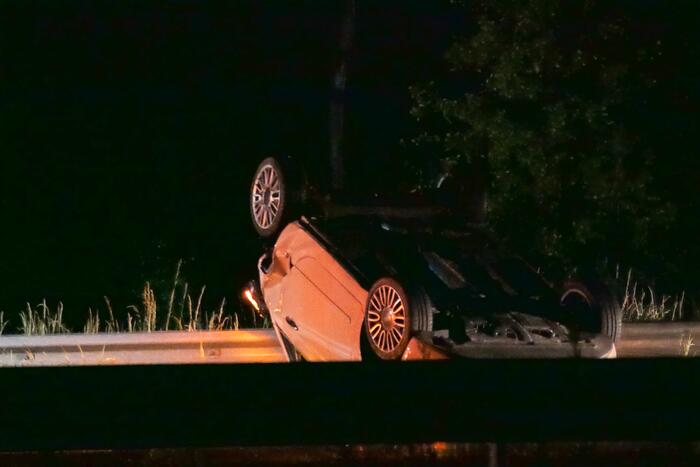 Auto belandt op zijn kop op snelweg