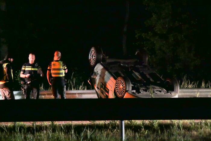 Auto belandt op zijn kop op snelweg