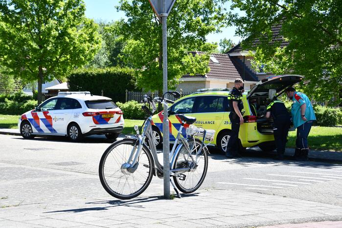 Man op e-bike gewond bij botsing met auto