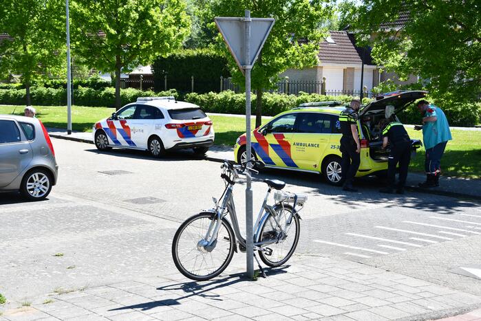 Man op e-bike gewond bij botsing met auto