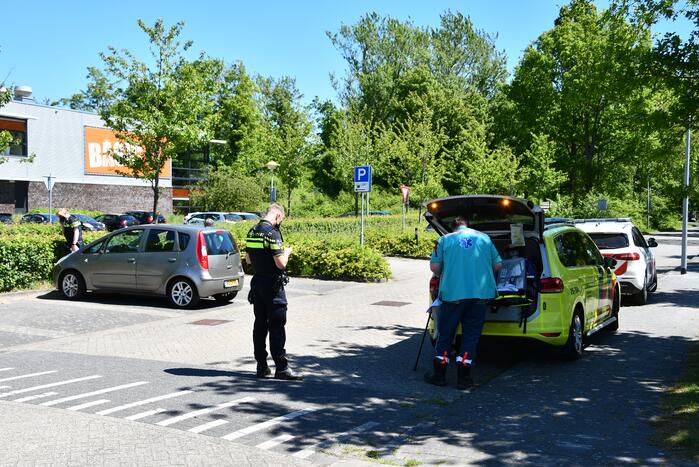 Man op e-bike gewond bij botsing met auto