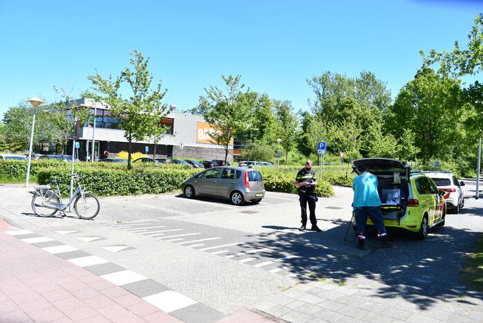 Man op e-bike gewond bij botsing met auto