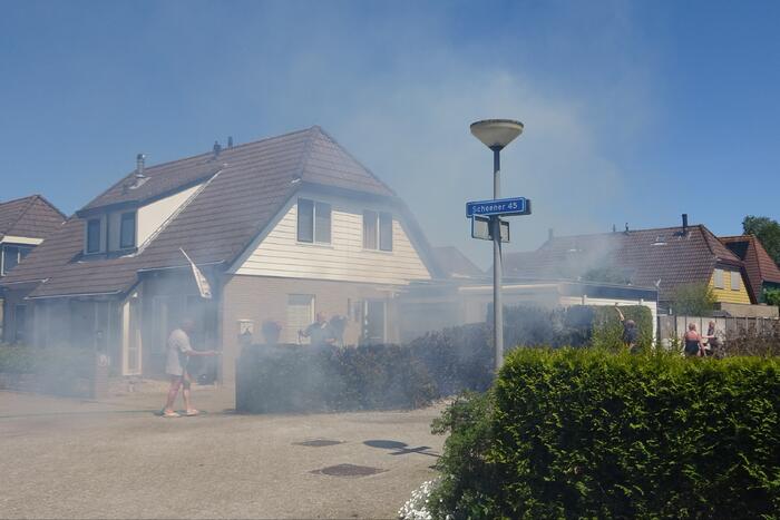 Coniferenhaag vat vlam