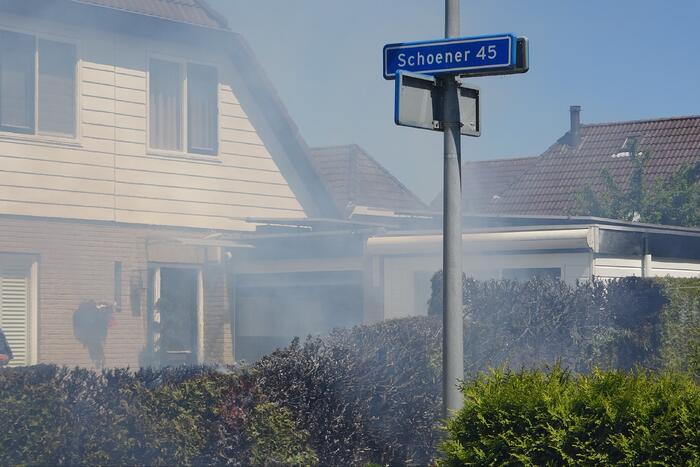 Coniferenhaag vat vlam