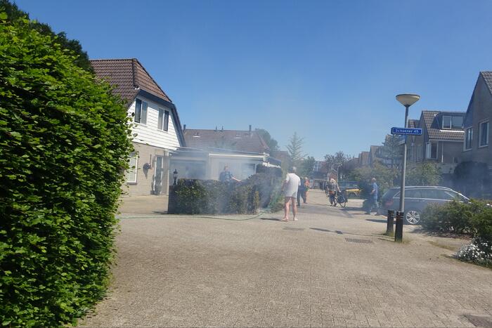 Coniferenhaag vat vlam