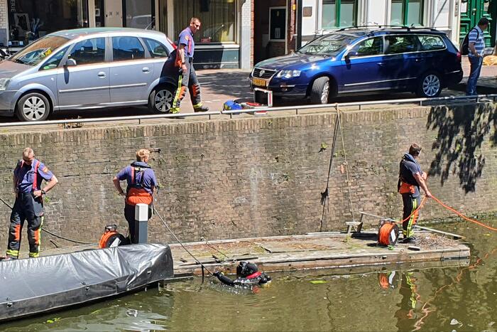Zoektocht in gracht naar verloren bos sleutels