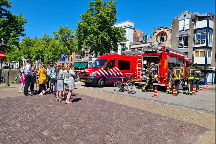 Zoektocht in gracht naar verloren bos sleutels