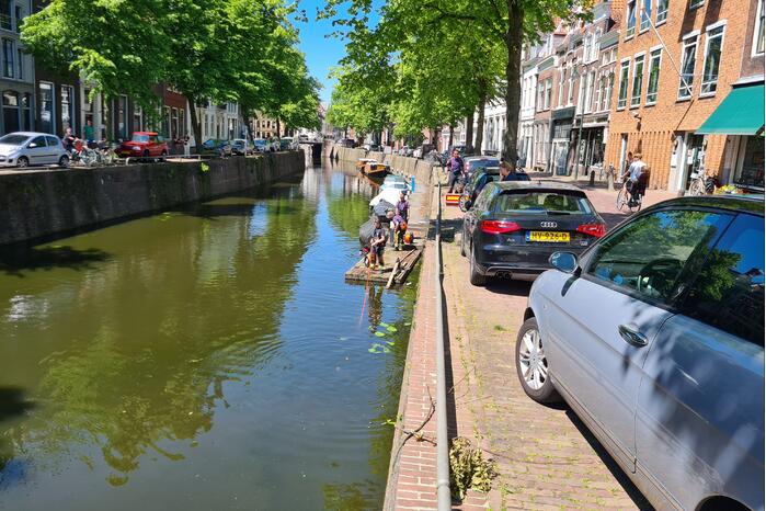 Zoektocht in gracht naar verloren bos sleutels