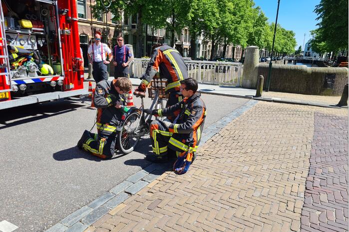 Zoektocht in gracht naar verloren bos sleutels