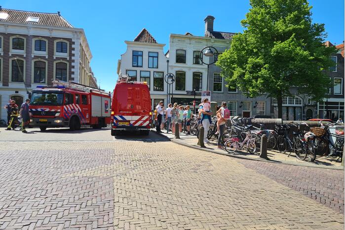 Zoektocht in gracht naar verloren bos sleutels