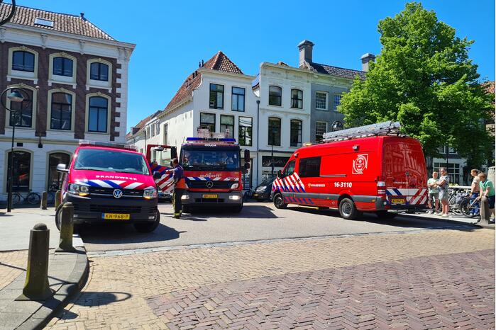 Zoektocht in gracht naar verloren bos sleutels