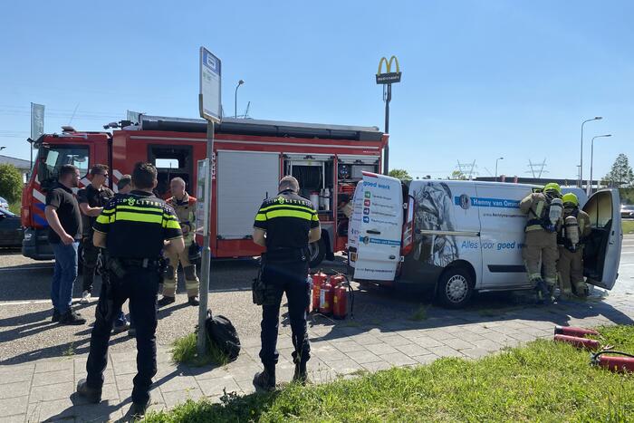 Bestelbus volledig uitgebrand