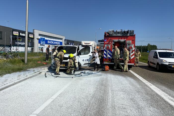 Bestelbus volledig uitgebrand
