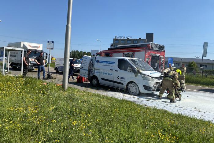 Bestelbus volledig uitgebrand