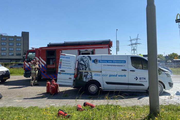 Bestelbus volledig uitgebrand