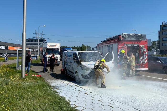 Bestelbus volledig uitgebrand