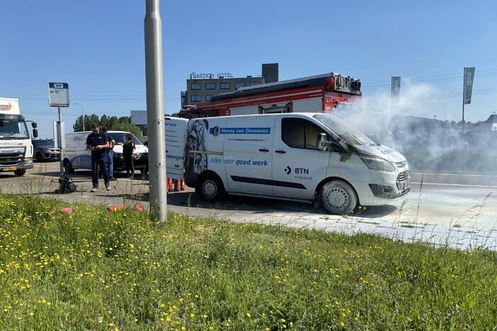 Bestelbus volledig uitgebrand