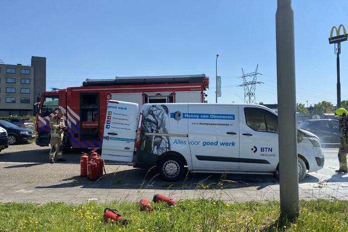 Bestelbus volledig uitgebrand