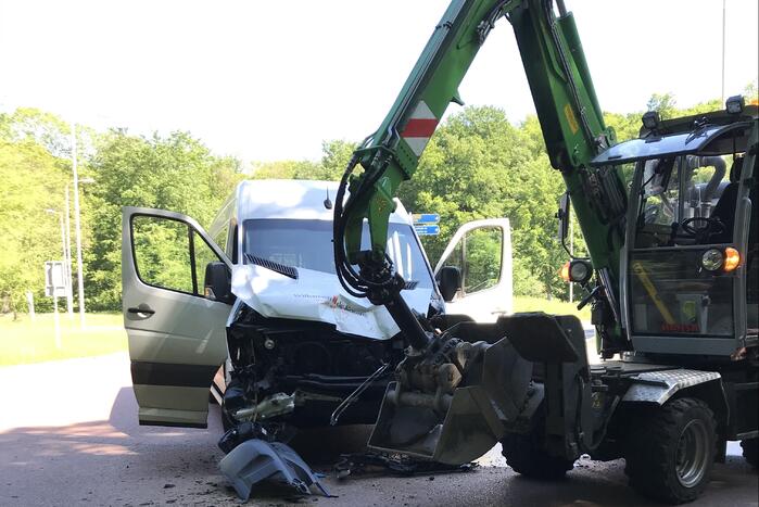Taxibus botst op graafmachine met aanhanger