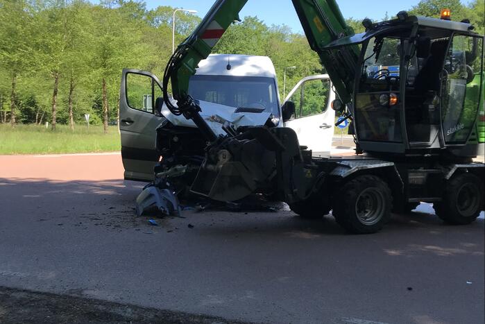 Taxibus botst op graafmachine met aanhanger
