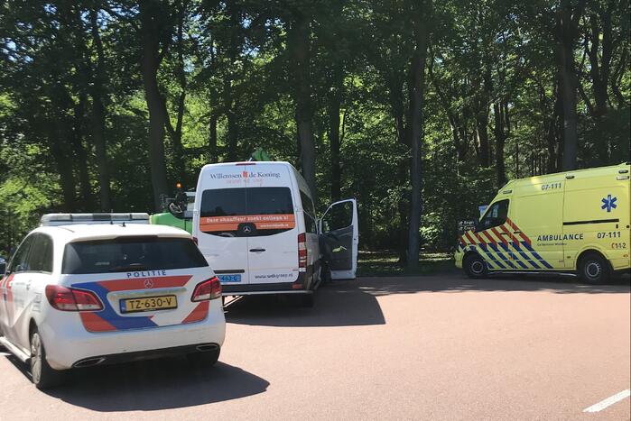 Taxibus botst op graafmachine met aanhanger