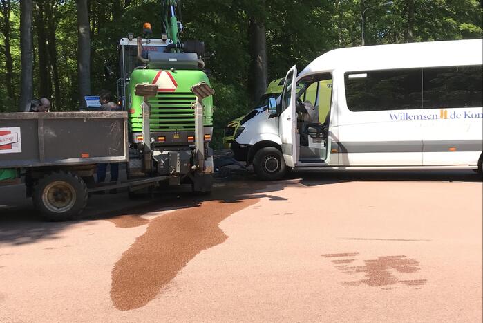 Taxibus botst op graafmachine met aanhanger